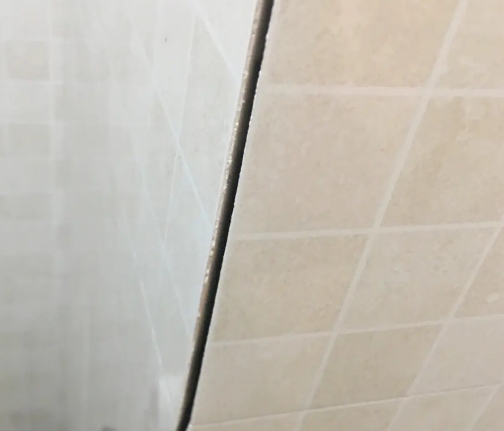 玛沁瓷砖空鼓维修公司分享阳台瓷砖脱落的修复过程可以分为以下几个步骤