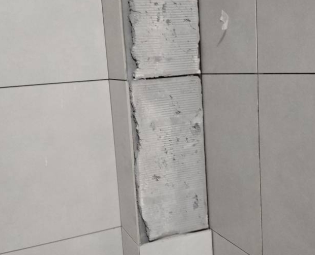玛沁瓷砖空鼓维修公司分享下瓷砖施工前基层浇水润湿程度不足，可能导致以下问题